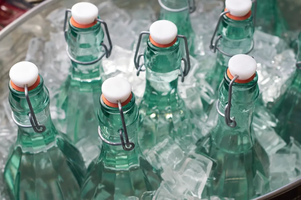 Gewerbliche Eiswürfelmaschine in einer Großküche